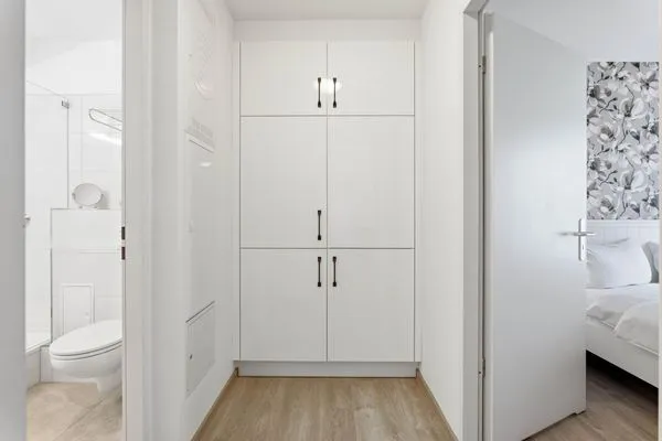 Flur mit Stauraum vor dem Schlafzimmer/Bad  Haus Seeblick Wohnung 326