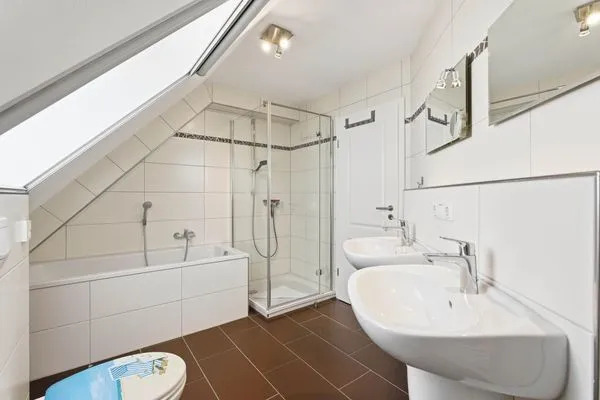 Bad mit Dusche, WC und Badewanne Hafenstrasse 15 in Prerow Kieckut in Prerow