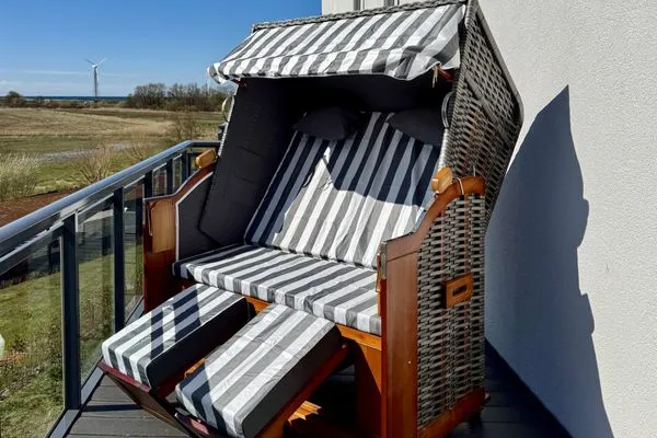 Ferienwohnung Vitus Bering Suite Ostseebad Wustrow ZweiWasser Alte Seefahrtschule Balkon mit Srandkorb  Vitus Bering Suite