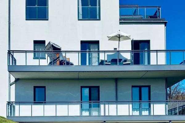 Ferienwohnung Vitus Bering Suite Ostseebad Wustrow ZweiWasser Alte Seefahrtschule blick auf den Balkon mit Strandkorb  Vitus Bering Suite