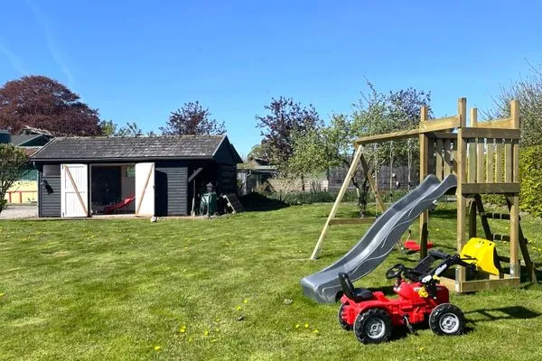 Garten mit Spielplatz und Spielhaus  Landhaus Markerup