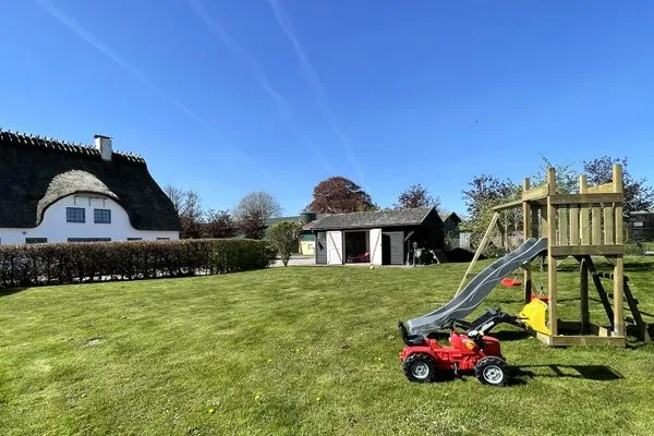 Gartenbereich hinter dem Haus mit Spielplatz  Landhaus Markerup