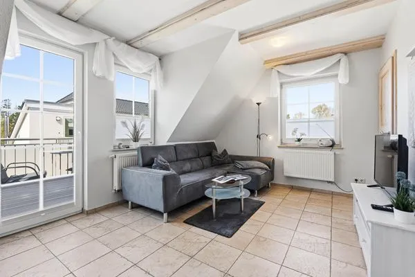 Wohnbereich mit Zugang zum Balkon  Lütt Stuw