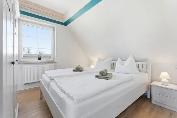 Schlafzimmer mit Doppelbett  Lütt Stuw