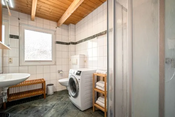 Ferienhaus Himmelblau in Jabel Badzimmer mit Dusche  Himmelblau