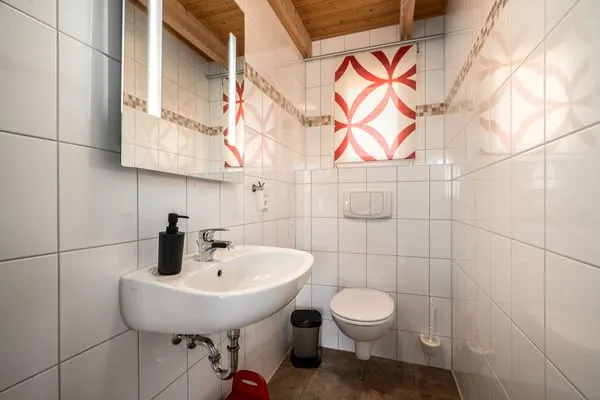 Ferienhaus Himmelblau in Jabel - Gäste-WC  Himmelblau