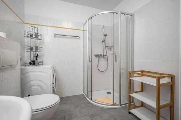 Bad mit Dusche, Waschmaschine und WC Ferienpark Freesenbruch Wohnung 1.2 - Am Schwalbenweg