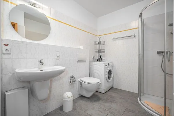 Bad mit Dusche, Waschmaschine und WC Ferienpark Freesenbruch Wohnung 1.2 - Am Schwalbenweg