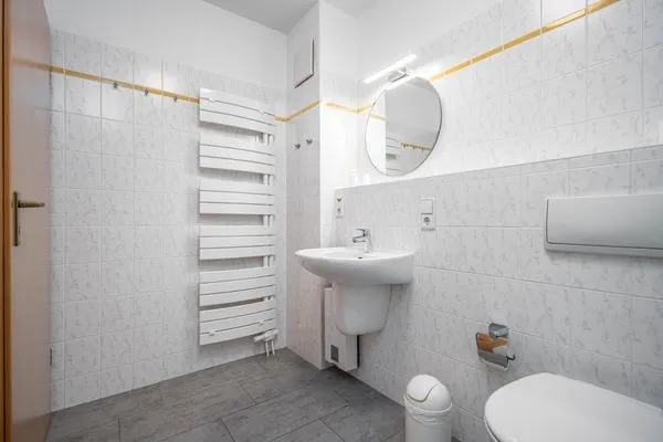 Bad mit Dusche, Waschmaschine und WC Ferienpark Freesenbruch Wohnung 1.2 - Am Schwalbenweg