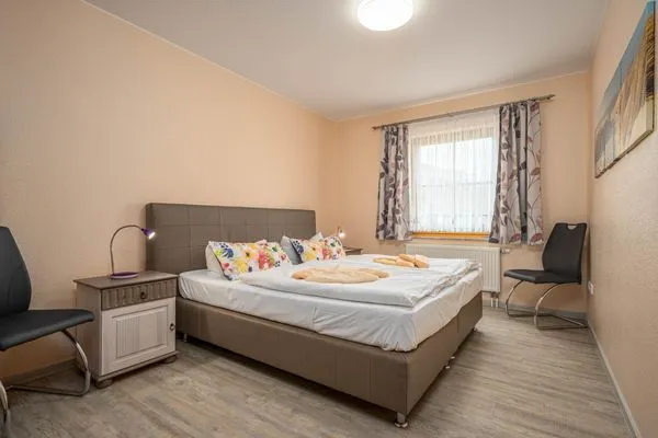 Schlafzimmer mit Doppelbett Ferienpark Freesenbruch Wohnung 1.2 - Am Schwalbenweg
