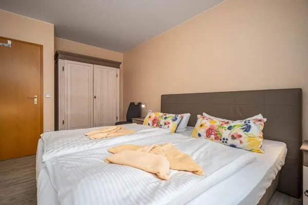 Schlafzimmer mit Doppelbett Ferienpark Freesenbruch Wohnung 1.2 - Am Schwalbenweg