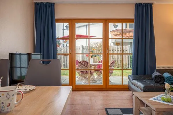 Wohnbereich mit Zugang zur Terrasse Ferienpark Freesenbruch Wohnung 1.2 - Am Schwalbenweg