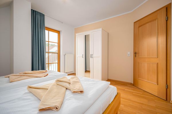 Ferienpark Freesenbruch Doppelhaushälfte 10a - Meeresbrise Ostseeheilbad Zingst - Schlafzimmer mit Doppelbett (OG)