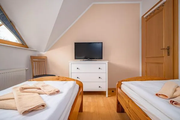 Schlafzimmer mit zwei Einzelbetten (OG) Ferienpark Freesenbruch Doppelhaushälfte 10a - Meeresbrise