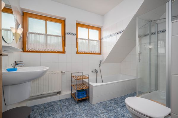 Ferienpark Freesenbruch Doppelhaushälfte 10a - Meeresbrise Ostseeheilbad Zingst - Bad mit Dusche, WC und Badewanne