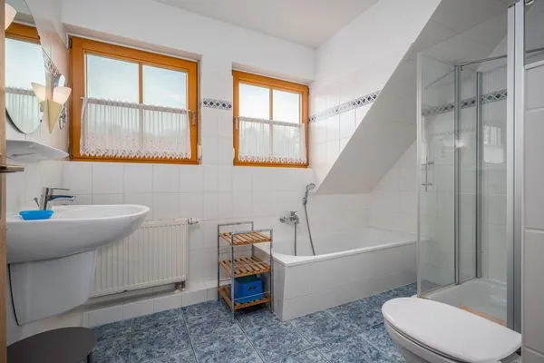 Bad mit Dusche, WC und Badewanne Ferienpark Freesenbruch Doppelhaushälfte 10a - Meeresbrise