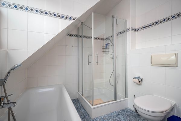 Ferienpark Freesenbruch Doppelhaushälfte 10a - Meeresbrise Ostseeheilbad Zingst - Bad mit Dusche, WC und Badewanne