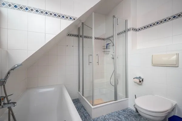 Bad mit Dusche, WC und Badewanne Ferienpark Freesenbruch Doppelhaushälfte 10a - Meeresbrise