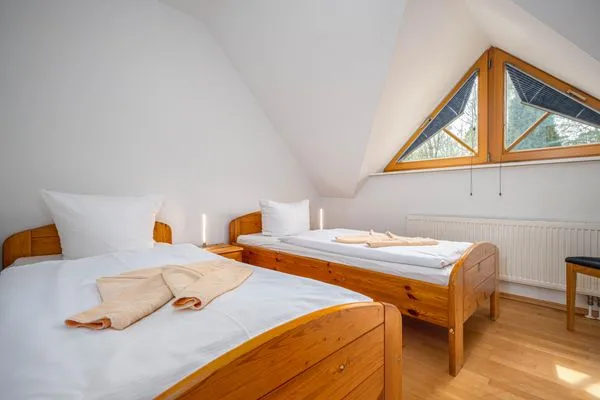 Schlafzimmer mit zwei Einzelbetten (OG) Ferienpark Freesenbruch Doppelhaushälfte 10a - Meeresbrise