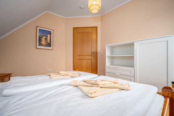 Ferienpark Freesenbruch Doppelhaushälfte 10a - Meeresbrise Ostseeheilbad Zingst - Schlafzimmer mit Doppelbett (OG)