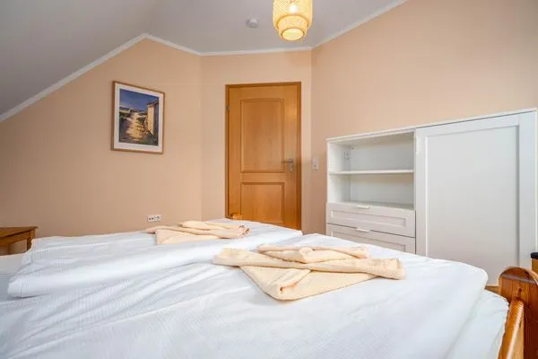 Schlafzimmer mit Doppelbett (OG) Ferienpark Freesenbruch Doppelhaushälfte 10a - Meeresbrise