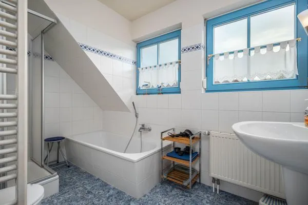 Bad mit Dusche, Badewanne und WC Ferienpark Freesenbruch Doppelhaushälfte 11 - Windflüchter