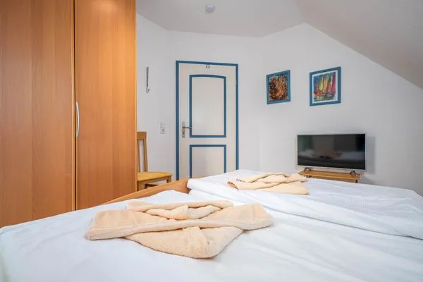 Schlafzimmer mit TV und Doppelbett (OG) Ferienpark Freesenbruch Doppelhaushälfte 11 - Windflüchter