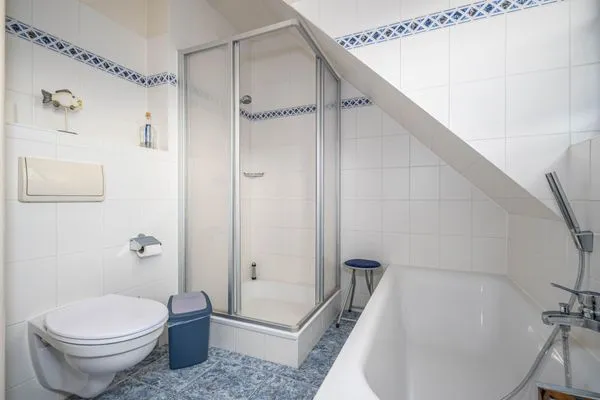 Bad mit Dusche, Badewanne und WC Ferienpark Freesenbruch Doppelhaushälfte 11 - Windflüchter