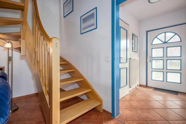 Wohnungseingang/ Flur und Treppe zum OG Ferienpark Freesenbruch Doppelhaushälfte 11 - Windflüchter