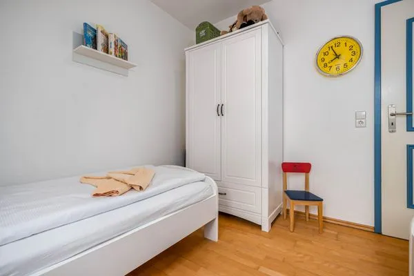 Schlafzimmer mit zwei Einzelbetten (OG) Ferienpark Freesenbruch Doppelhaushälfte 11 - Windflüchter