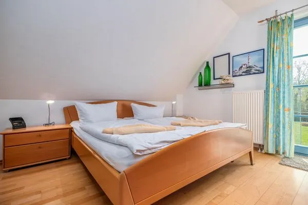 Schlafzimmer mit Doppelbett (OG) Ferienpark Freesenbruch Doppelhaushälfte 11 - Windflüchter