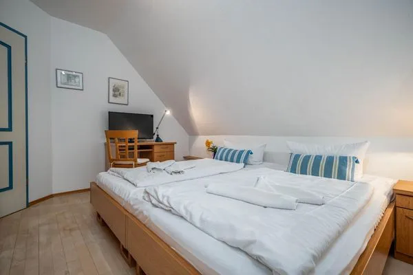 Schlafzimmer mit Doppelbett Ferienpark Freesenbruch Doppelhaushälfte 12 - Sommerlust