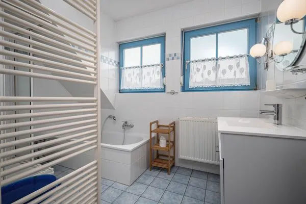 Bad mit WC, Badewanne und Dusche Ferienpark Freesenbruch Doppelhaushälfte 12 - Sommerlust
