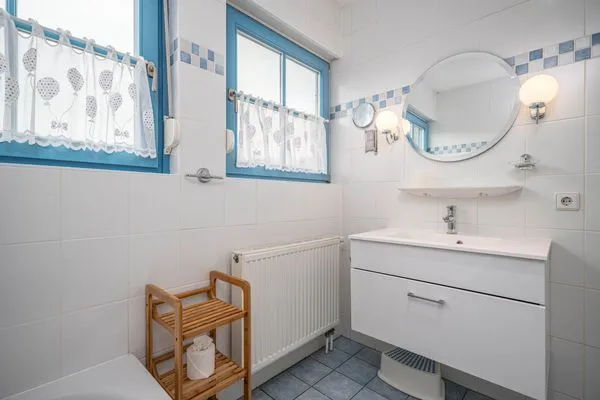 Bad mit WC, Badewanne und Dusche Ferienpark Freesenbruch Doppelhaushälfte 12 - Sommerlust