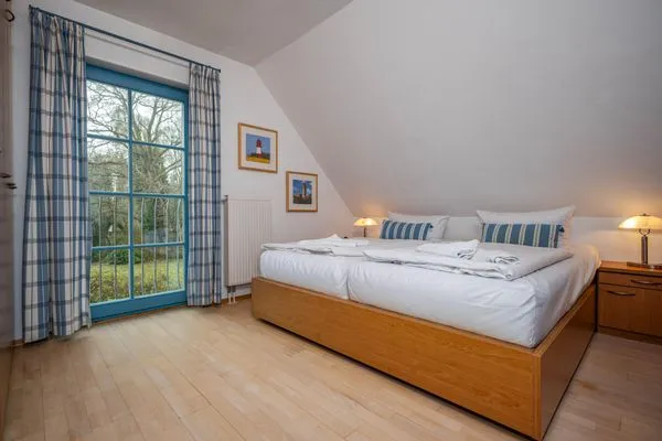 Schlafzimmer mit Doppelbett Ferienpark Freesenbruch Doppelhaushälfte 12 - Sommerlust
