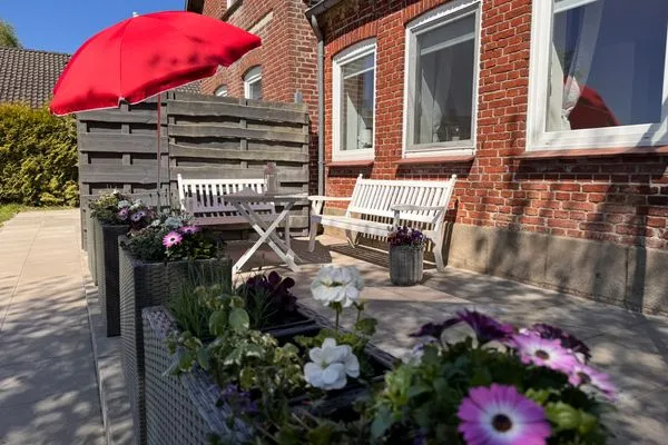 Vor der Ferienwohnung wurde eine weitere neue Terrasse angelegt  Krischan - Ruhige Ferienwohnung unweit vom Meer