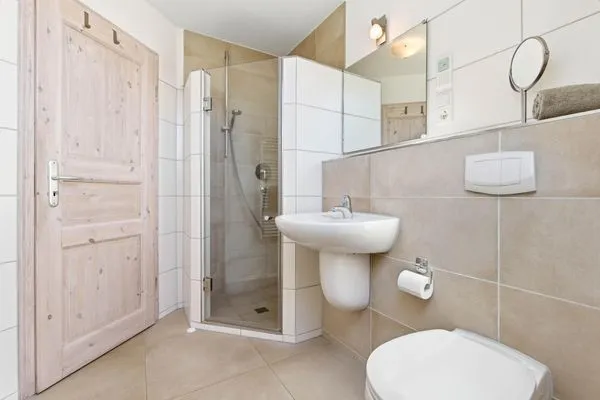 Bad mit Dusche und WC  Lütt Stuw