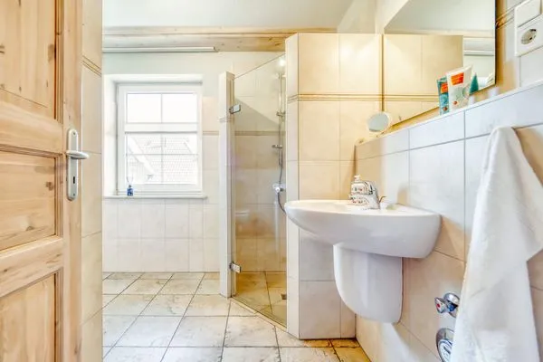 Bad mit WC, Dusche und Waschmaschine  Grode Stuw