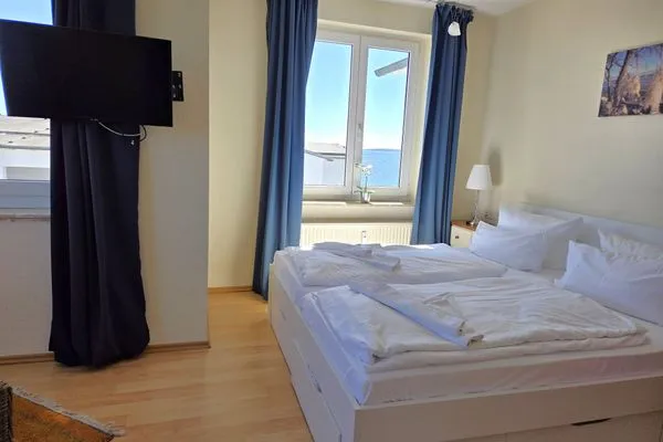 Schlafzimmer  Villa Seeblick App. 408 mit herrlichem Meerblick in Sassnitz auf Rügen