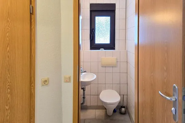 Gäste-WC  FeWo Ostseeglück im Jasmund-Paradies mit Terrasse und haustierfreundlich