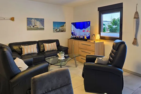 Wohnzimmer  FeWo Ostseeglück im Jasmund-Paradies mit Terrasse und haustierfreundlich