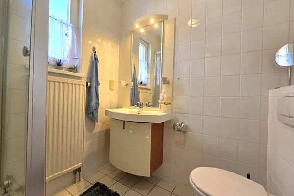 Badezimmer  Ferienwohnung Seehund für Ostsee-Urlaub mit Hund in ländlicher Lage auf Rügen