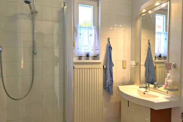 Badezimmer  Ferienwohnung Seehund für Ostsee-Urlaub mit Hund in ländlicher Lage auf Rügen