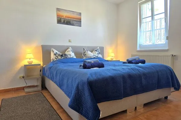 Schlafzimmer  Ferienwohnung Seehund für Ostsee-Urlaub mit Hund in ländlicher Lage auf Rügen