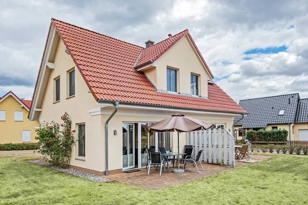 Fassade / Eingang  Ferienhaus Angela 2