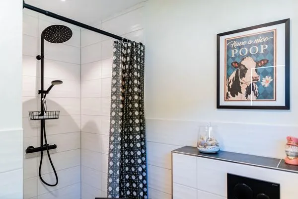 Modernes Bad mit Dusche, WC, Fenster, Waschtisch, Föhn  Fördezauber