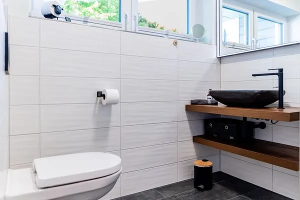 Modernes Bad mit Dusche, WC, Fenster, Waschtisch, Föhn  Fördezauber