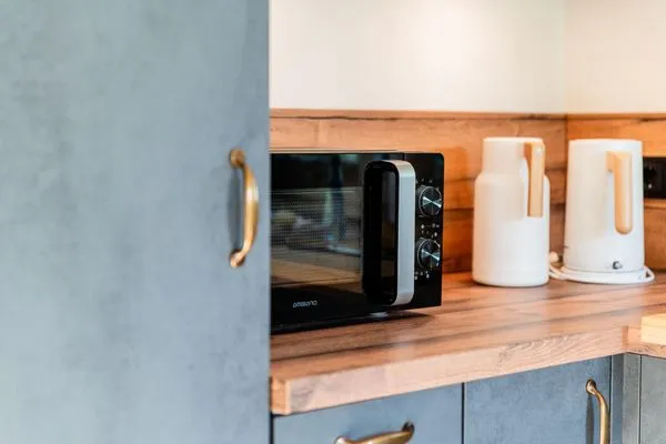 Küche mit Mikrowelle, Kühlschrank mit Gefrierfach  Fördezauber