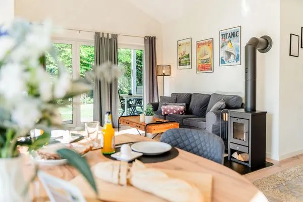 Großzügiger Wohnraum mit Essbereich, Küche, Kamin und Sofa  Fördezauber
