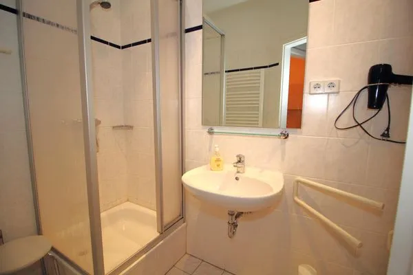 Badezimmer  Alter Reichshof, App. 305 mit Balkon und Meerblick